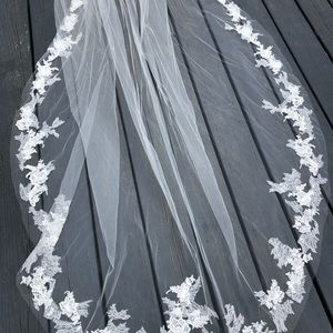Long veil with gorgeous lace pattern on the lining